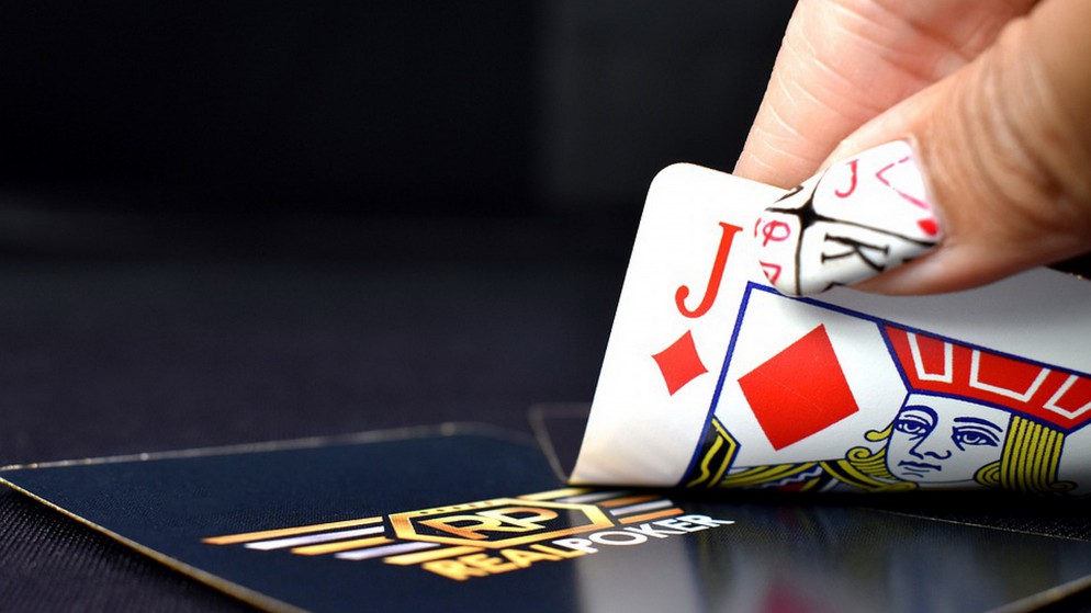 ロシアンポーカーの遊び方や攻略法を解説！遊べるオンラインカジノも紹介！