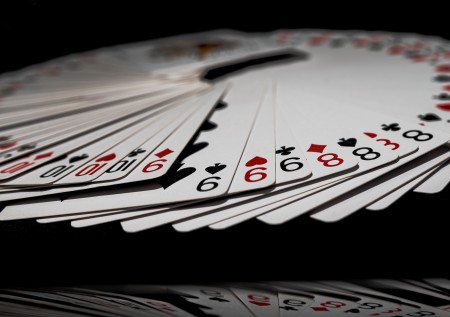 ライトニングブラックジャックの遊び方や攻略法を解説！遊べるオンラインカジノも紹介！